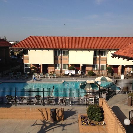 Ramada By Wyndham Fresno North Hotel Exterior photo