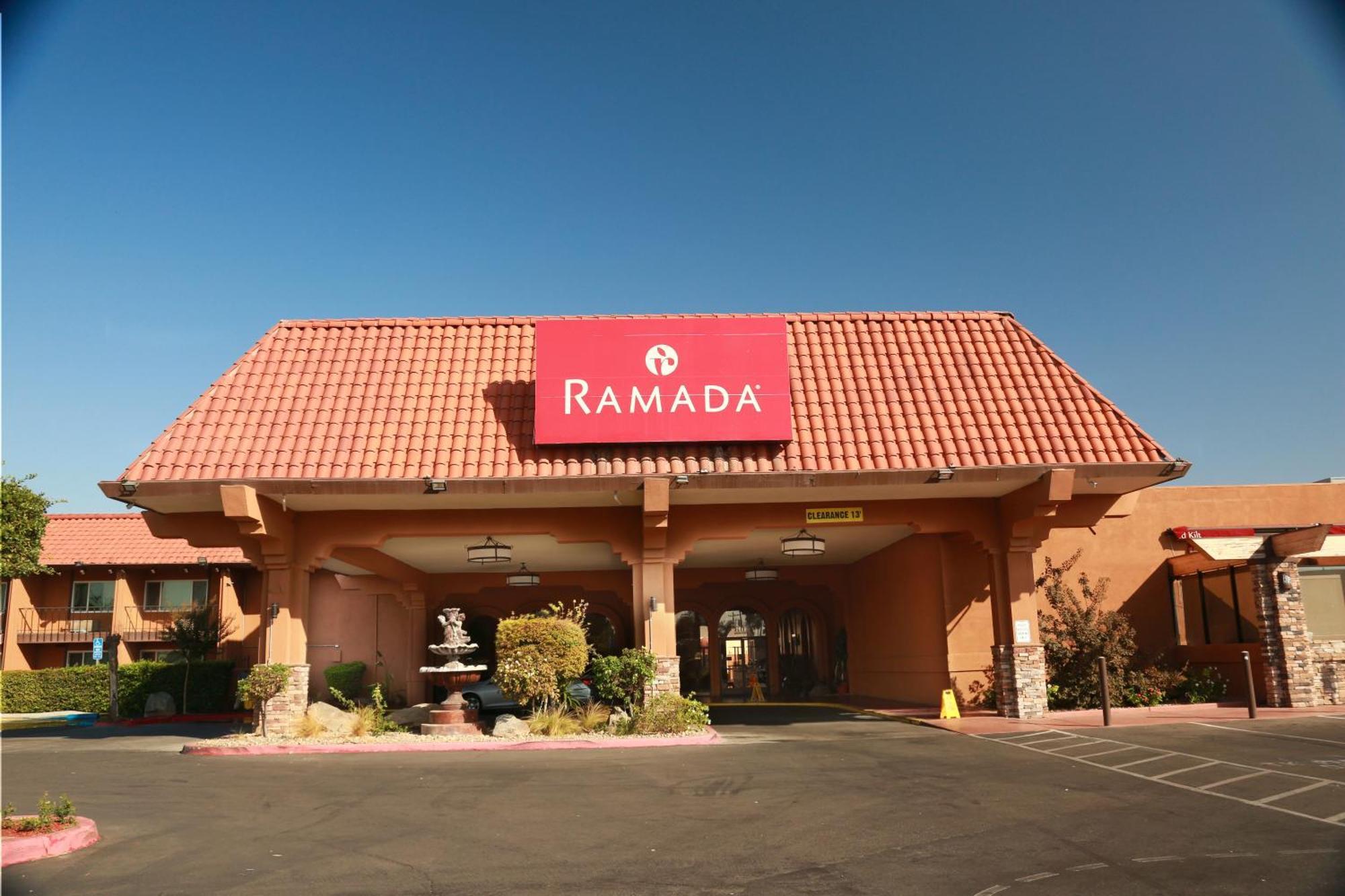 Ramada By Wyndham Fresno North Hotel Exterior photo